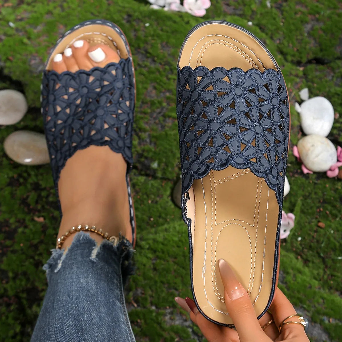 2025 Summer New Casual Hollow Flower Breathable Lightweight Women's Slippers Fashion Sandals Anti slip Women's Shoes