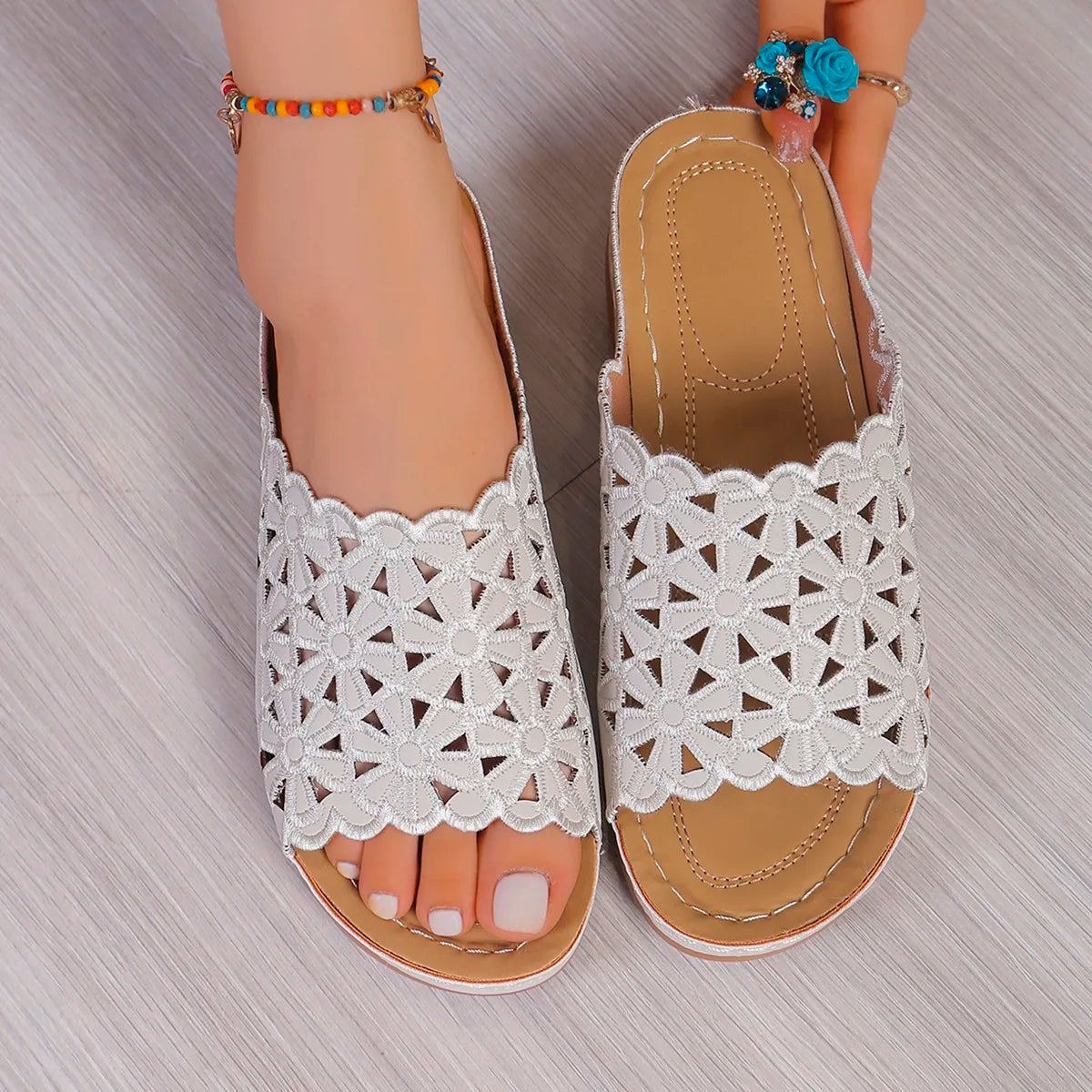 Summer New Wedge-Heeled Thick-Soled Casual Sandals, Non-Slip Breathable Hollow Embroidered Flower Flip-Flops, Breathable and Sweat-Absorbent, Going Out, Vacation, Beach, Party, Valentine's Day Gift