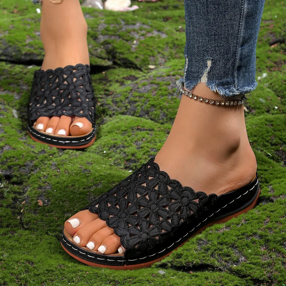 2025 Summer New Casual Hollow Flower Breathable Lightweight Women's Slippers Fashion Sandals Anti slip Women's Shoes