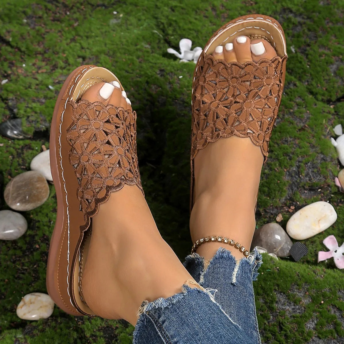 2025 Summer New Casual Hollow Flower Breathable Lightweight Women's Slippers Fashion Sandals Anti slip Women's Shoes